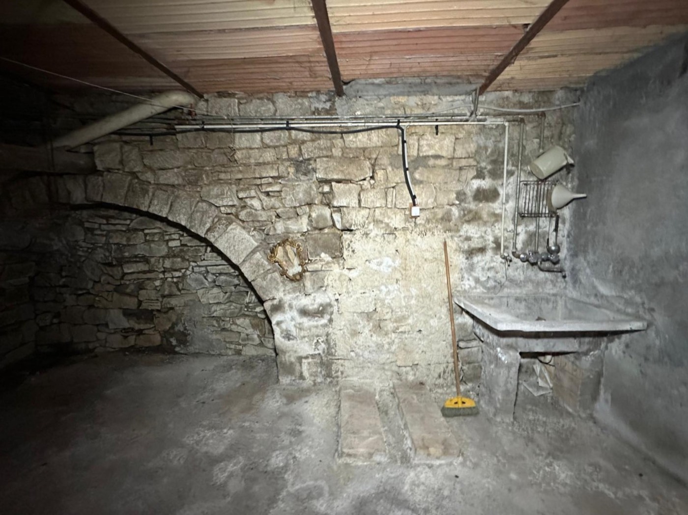 Townhouse with Outbuilding in Castiglione Messer Marino property photograph