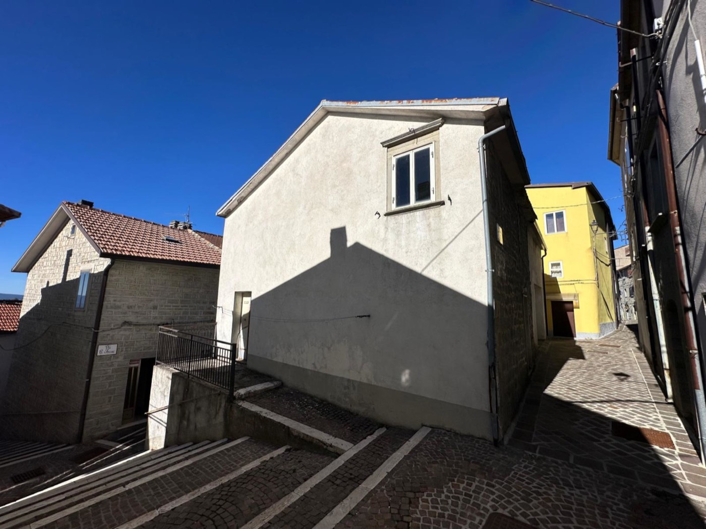 Townhouse with Outbuilding in Castiglione Messer Marino property photograph