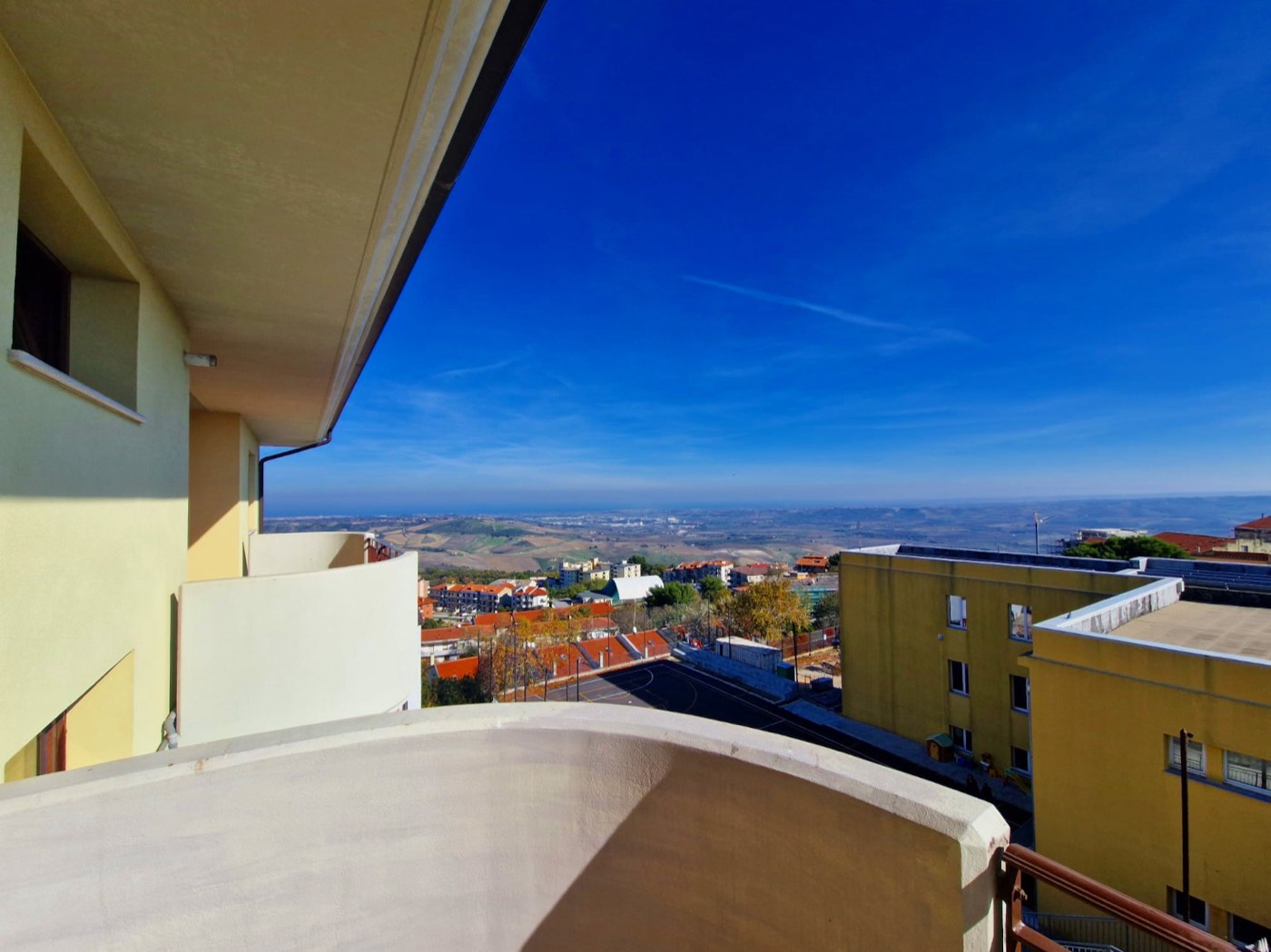 Bright Apartment with Garage property photograph