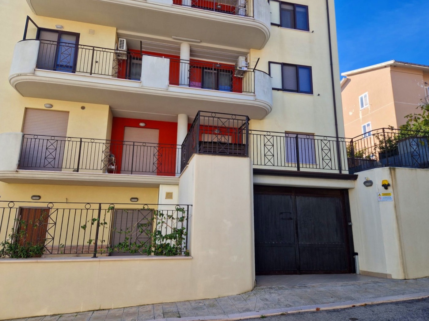 Bright Apartment with Garage property photograph