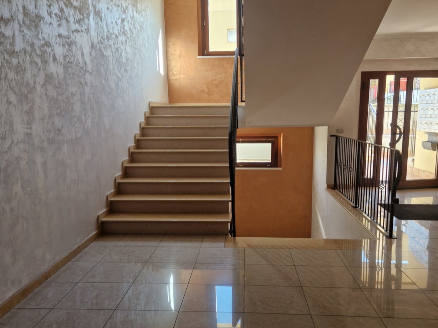 Bright Apartment with Garage property photograph