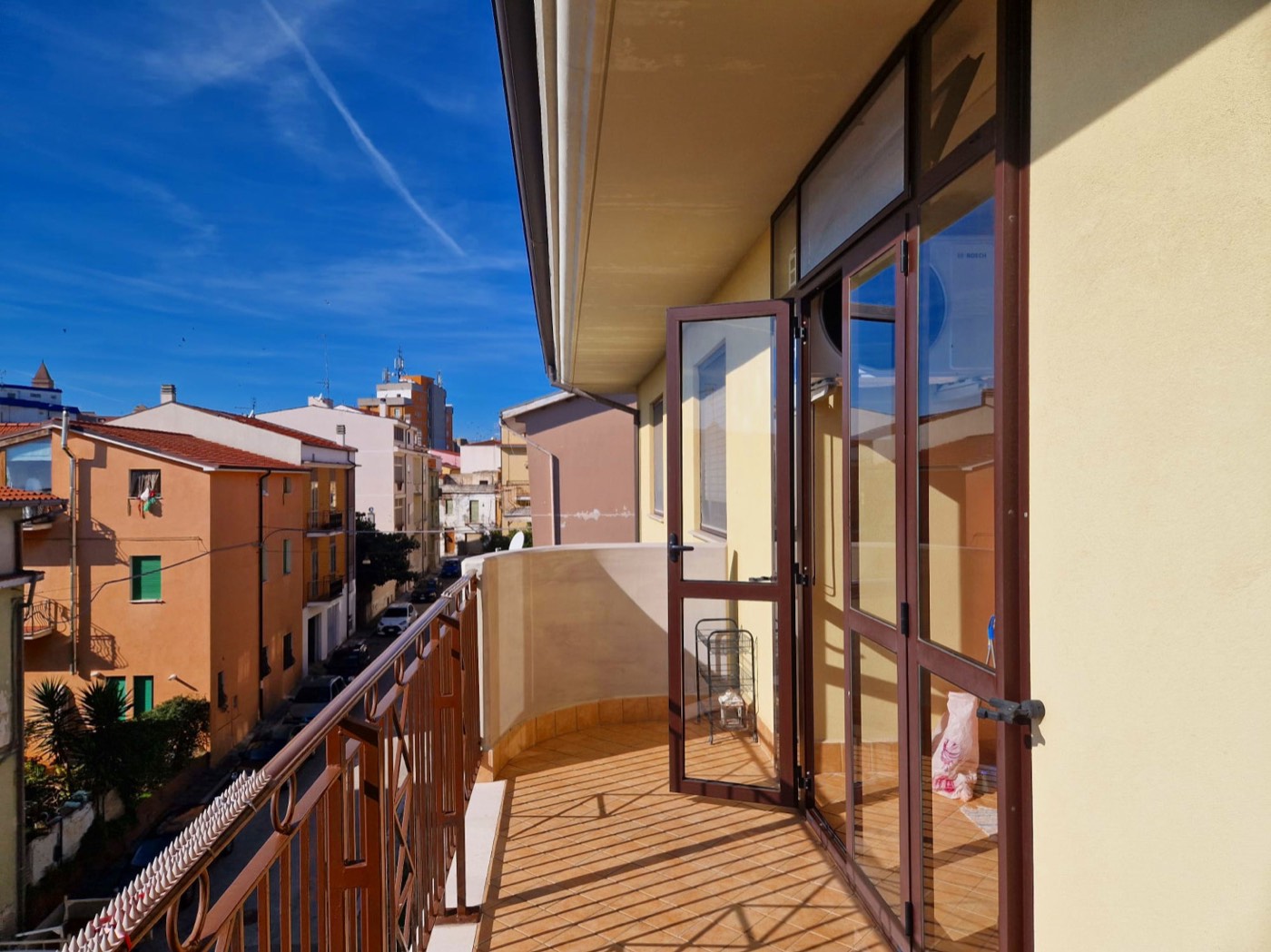 Bright Apartment with Garage property photograph
