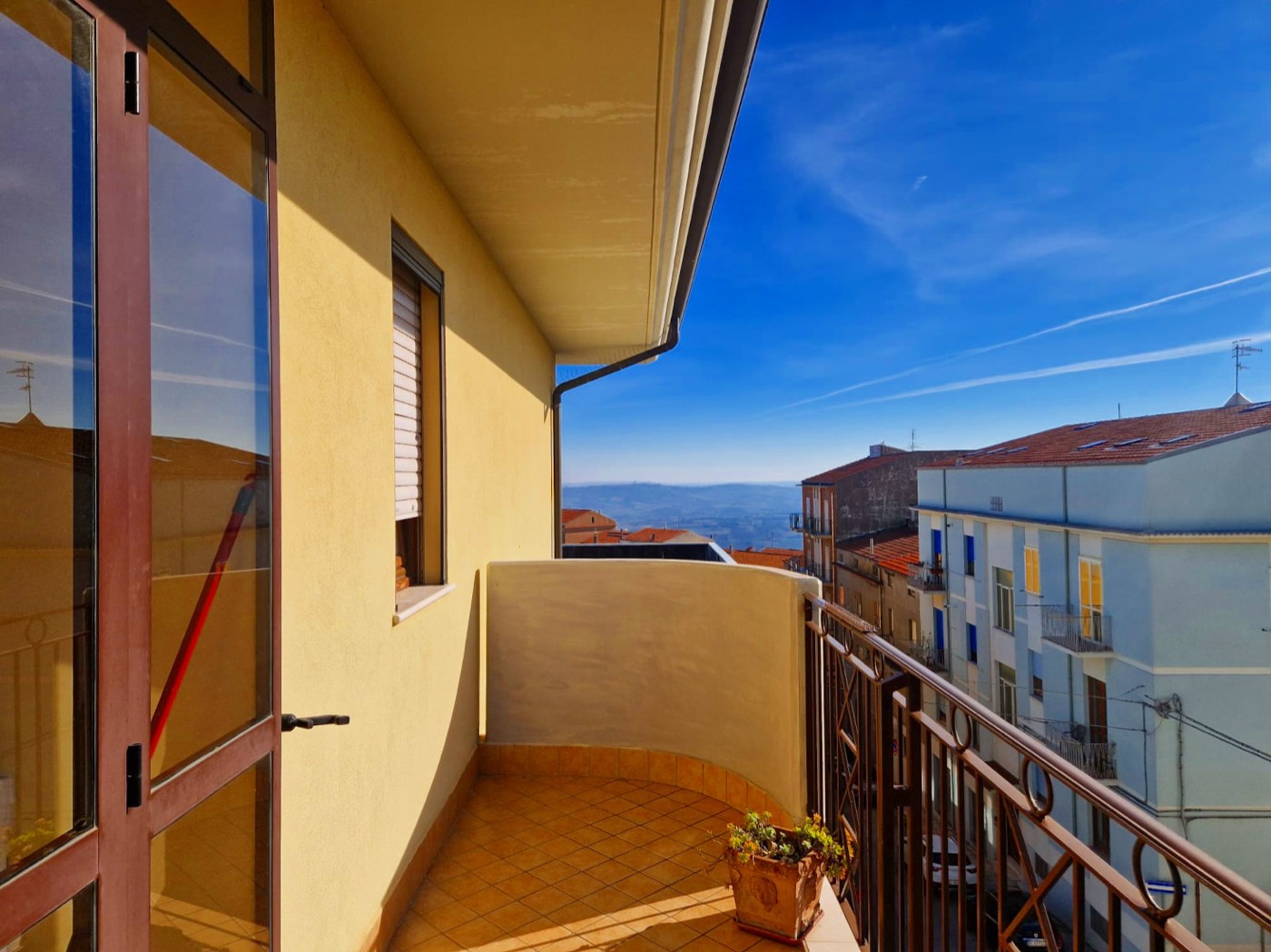 Bright Apartment with Garage property photograph