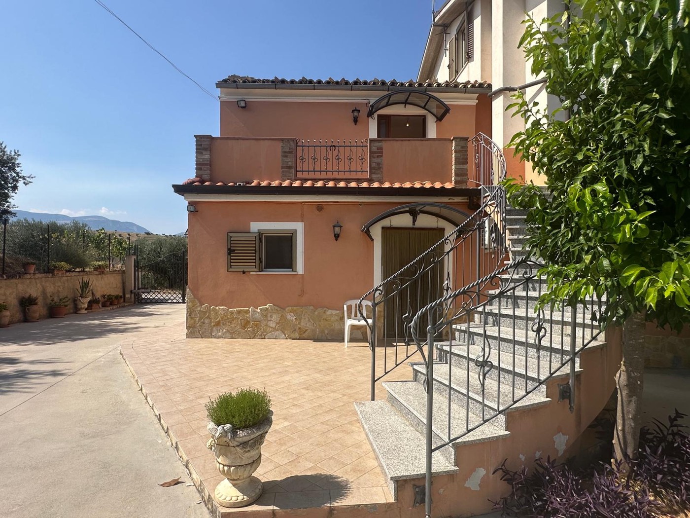Detached house in Alanno with an entrance staircase and private courtyard
