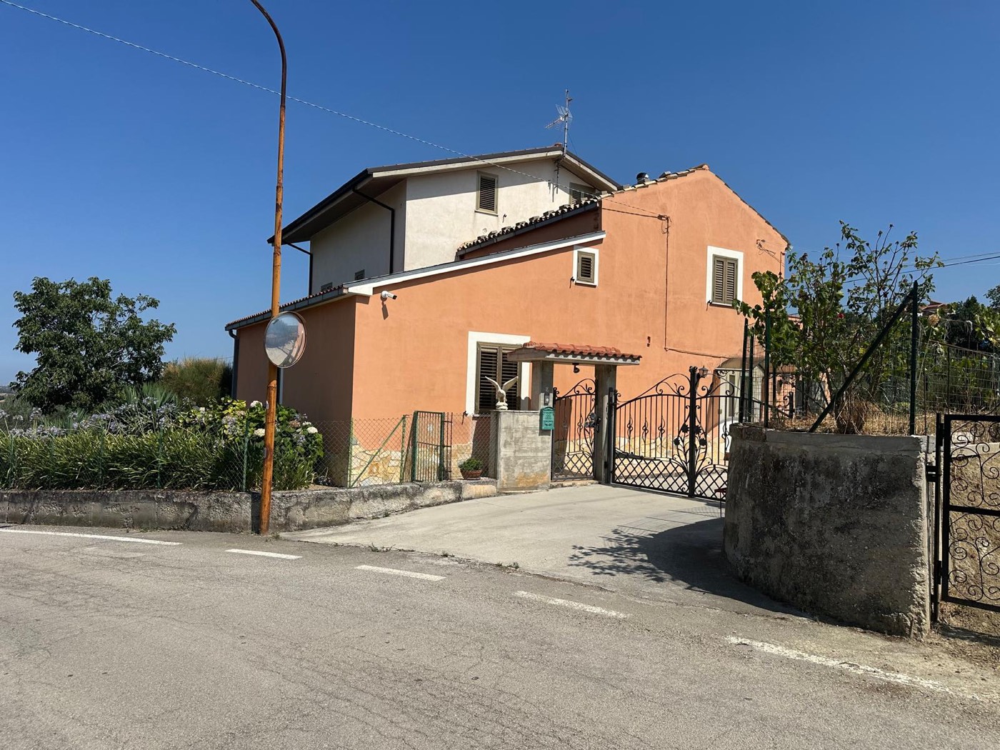 Exterior of the detached house and entrance — 1321