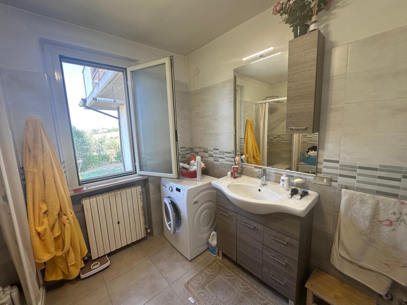 Tiled bathroom — 1321