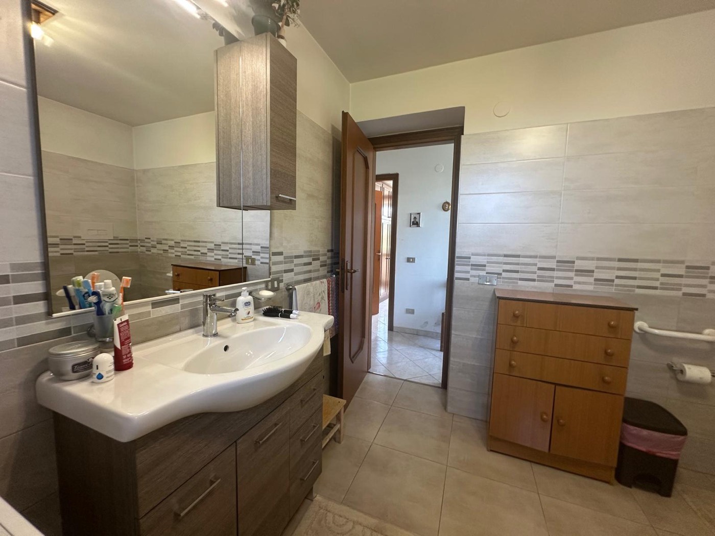 Tiled bathroom — 1321