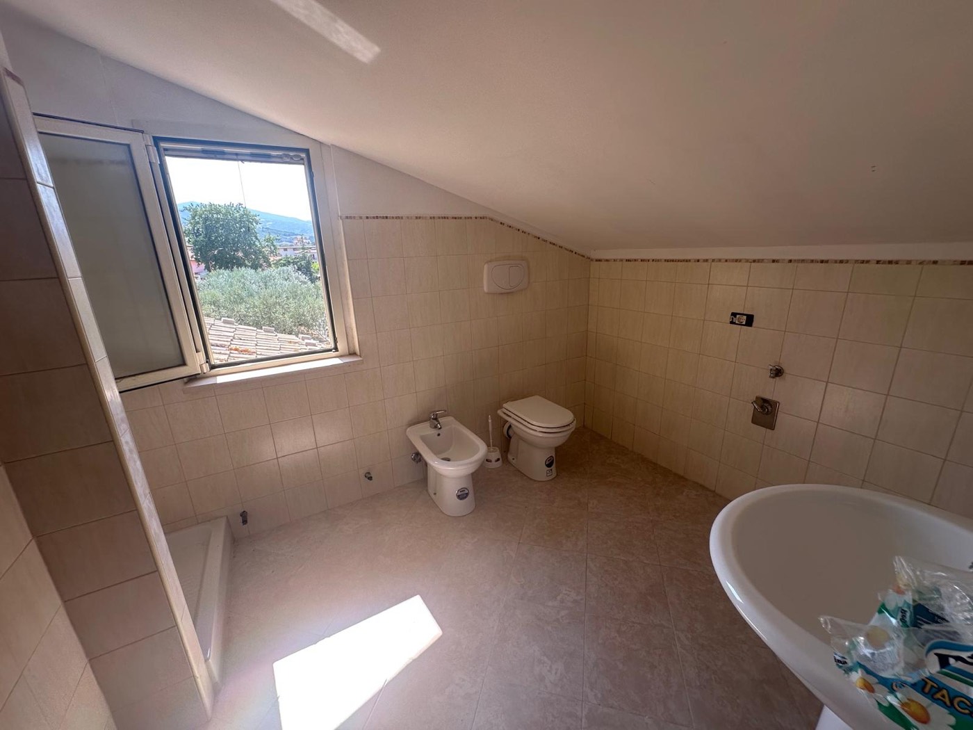 Upper-floor bathroom — 1321