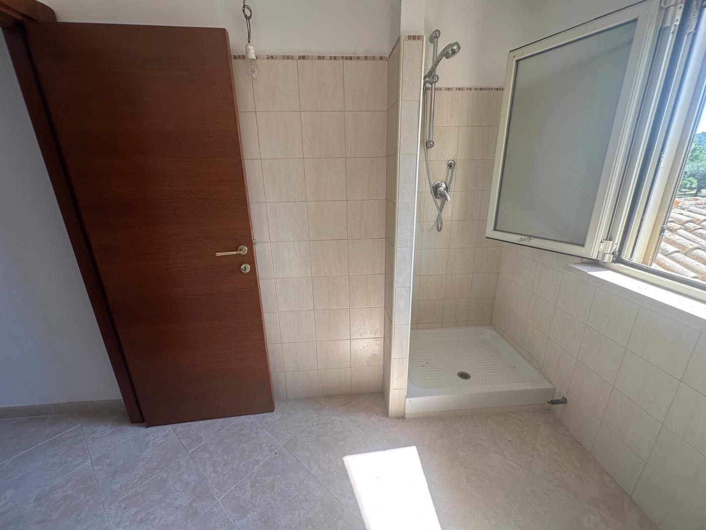 Upper-floor bathroom — 1321