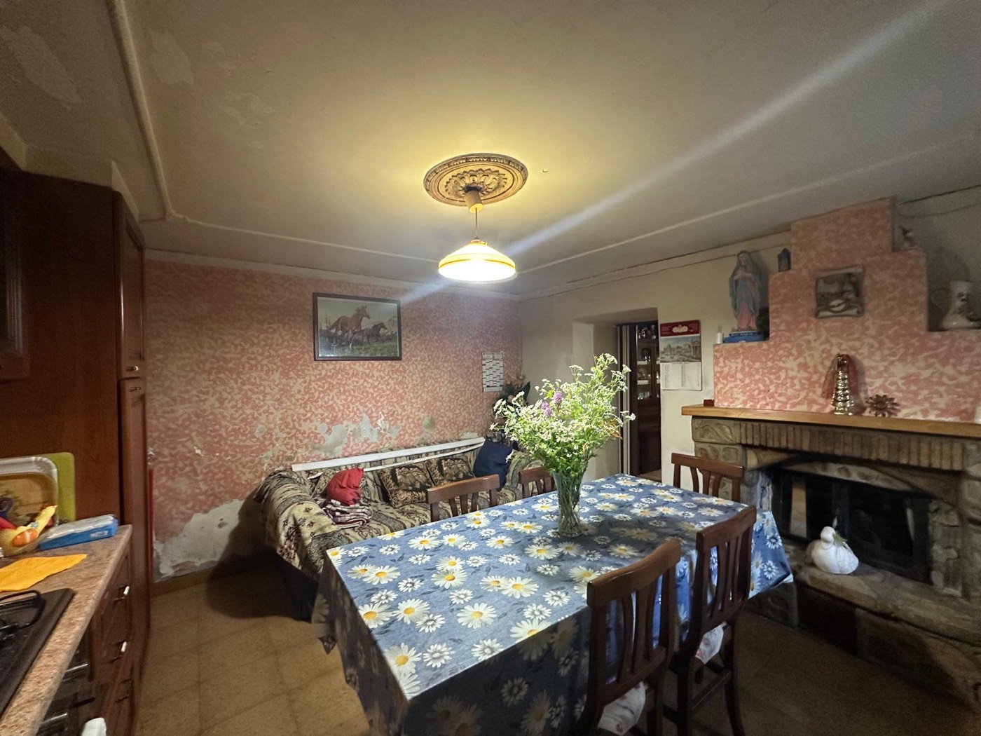 Kitchen, dining and sitting areas — 1324
