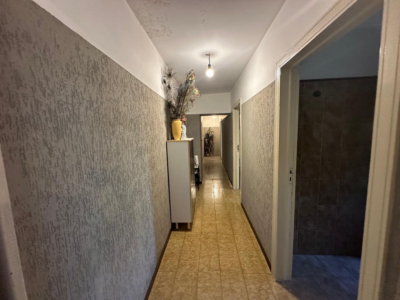 Upper-floor hallway — 1324