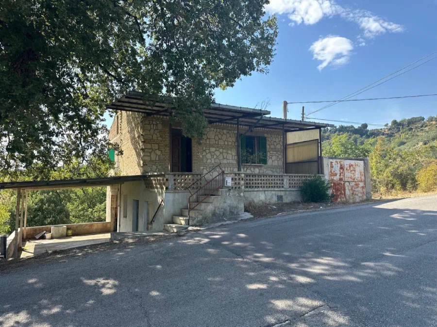 House in Rosciano with covered porch and surrounding land