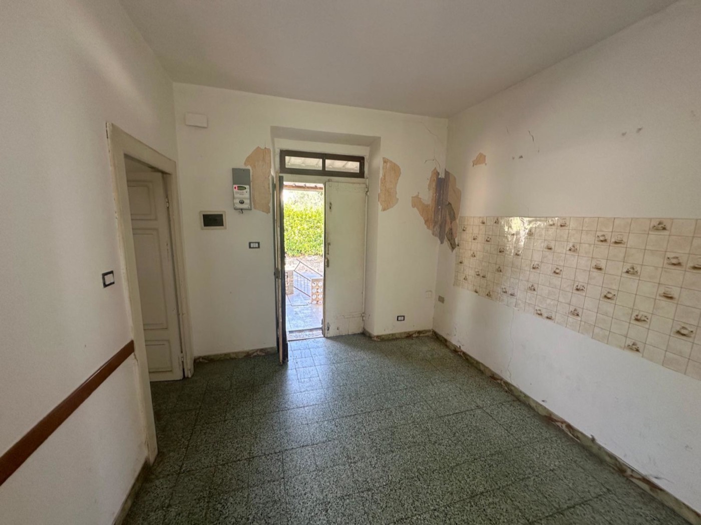 Unfurnished rooms requiring renovation — 1327