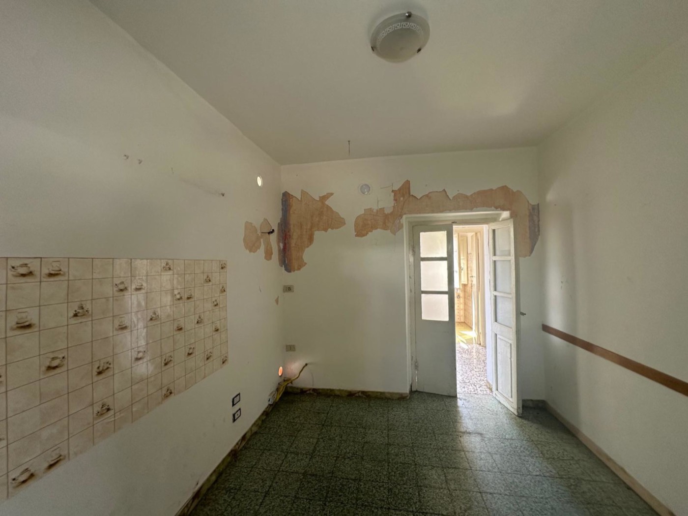 Unfurnished rooms requiring renovation — 1327