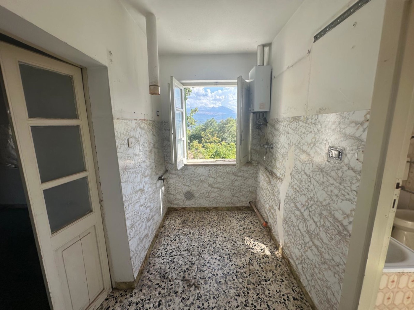 Unfurnished rooms requiring renovation — 1327