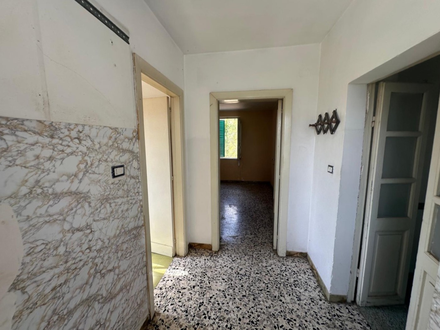 Unfurnished rooms requiring renovation — 1327