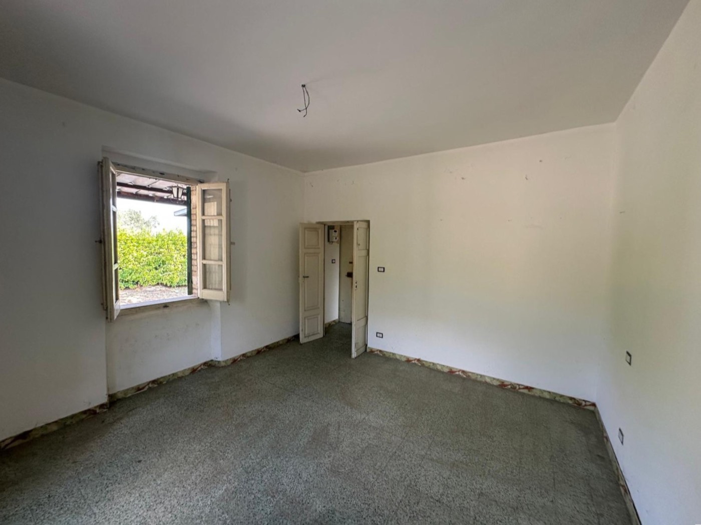 Unfurnished rooms requiring renovation — 1327