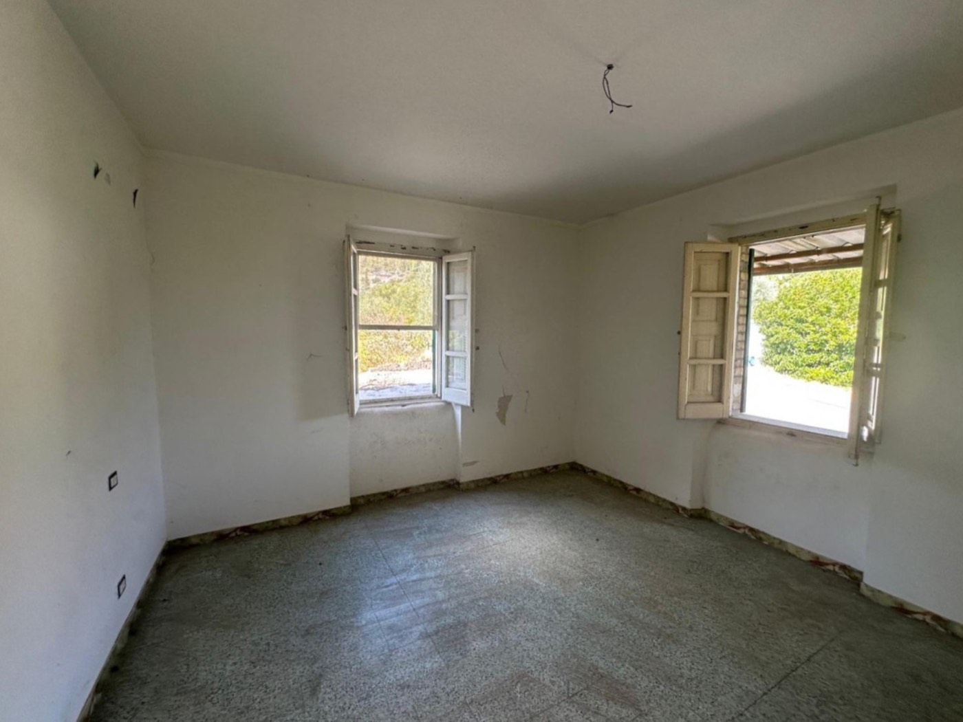 Unfurnished rooms requiring renovation — 1327