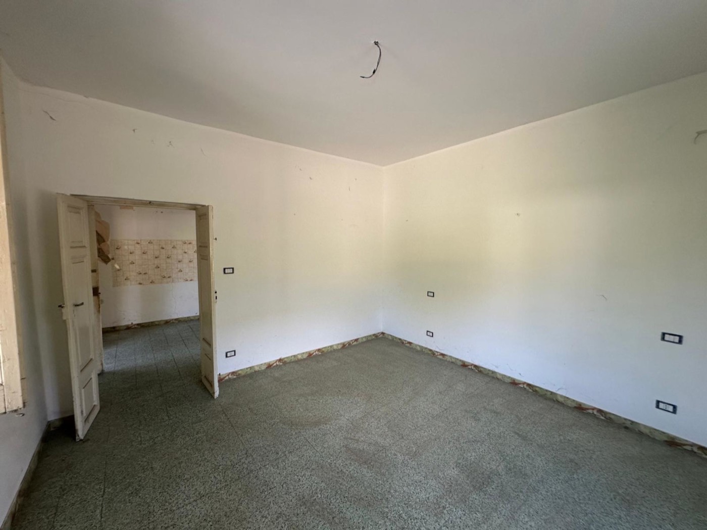 Unfurnished rooms requiring renovation — 1327