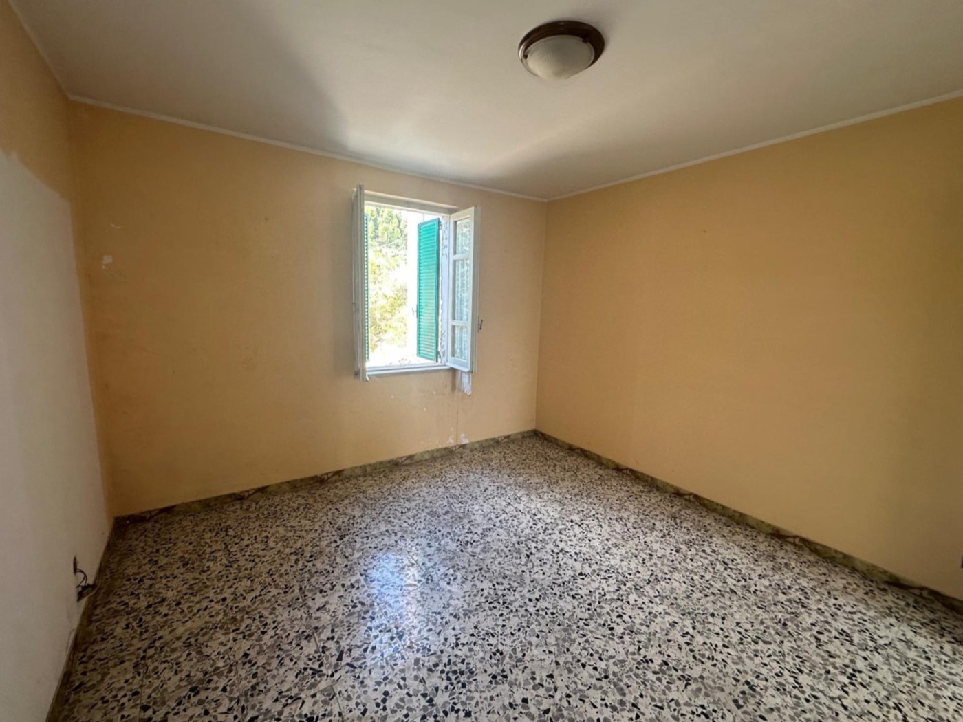 Unfurnished rooms requiring renovation — 1327
