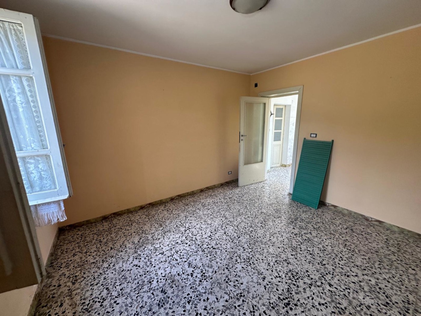Unfurnished rooms requiring renovation — 1327