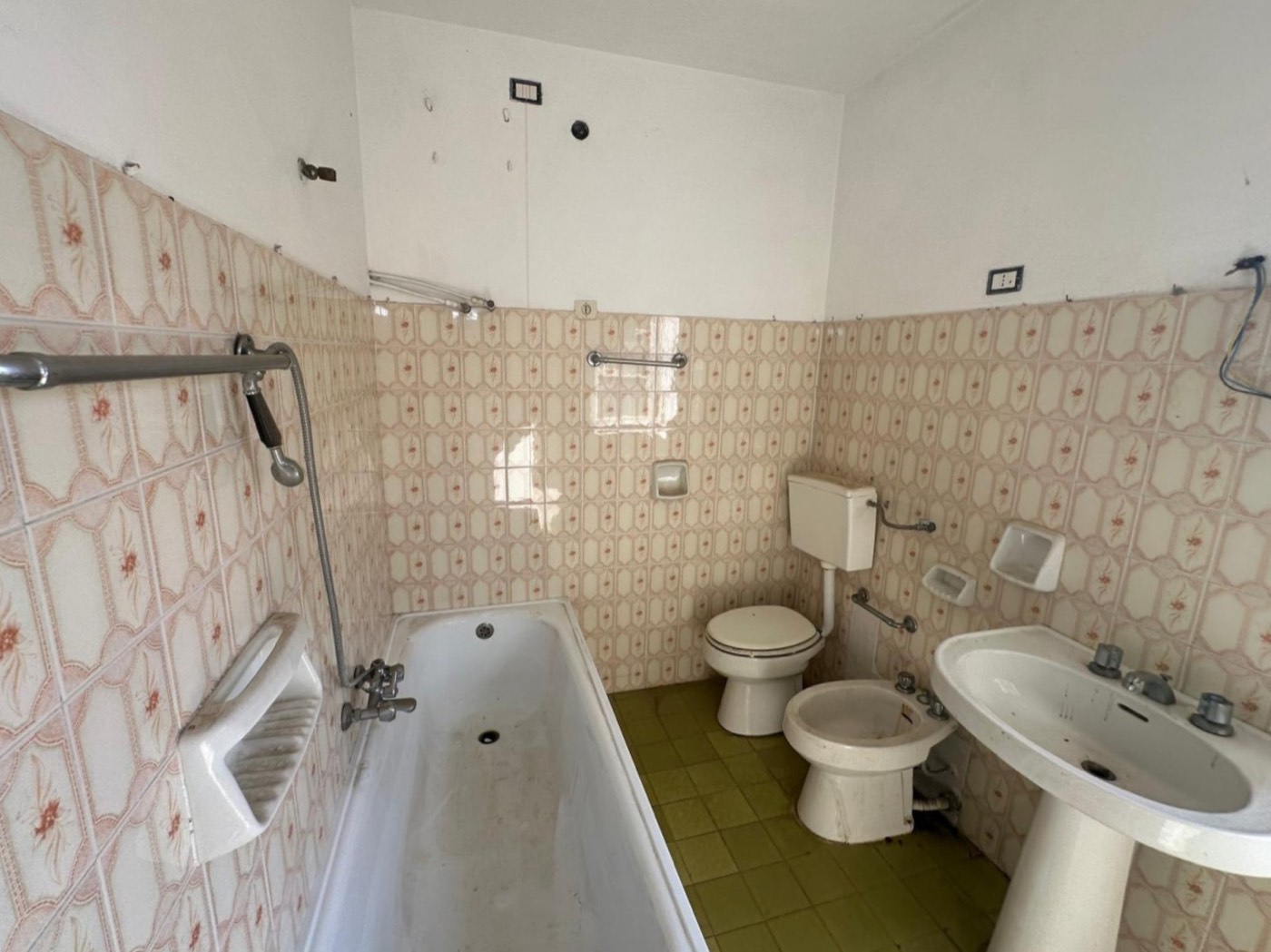 Main bathroom with bathtub — 1327