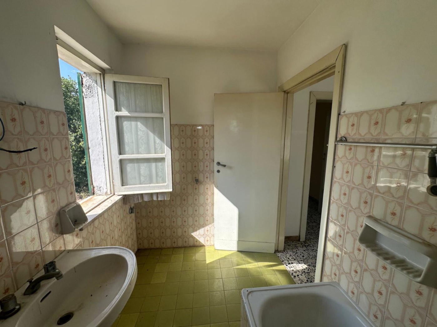 Main bathroom with bathtub — 1327