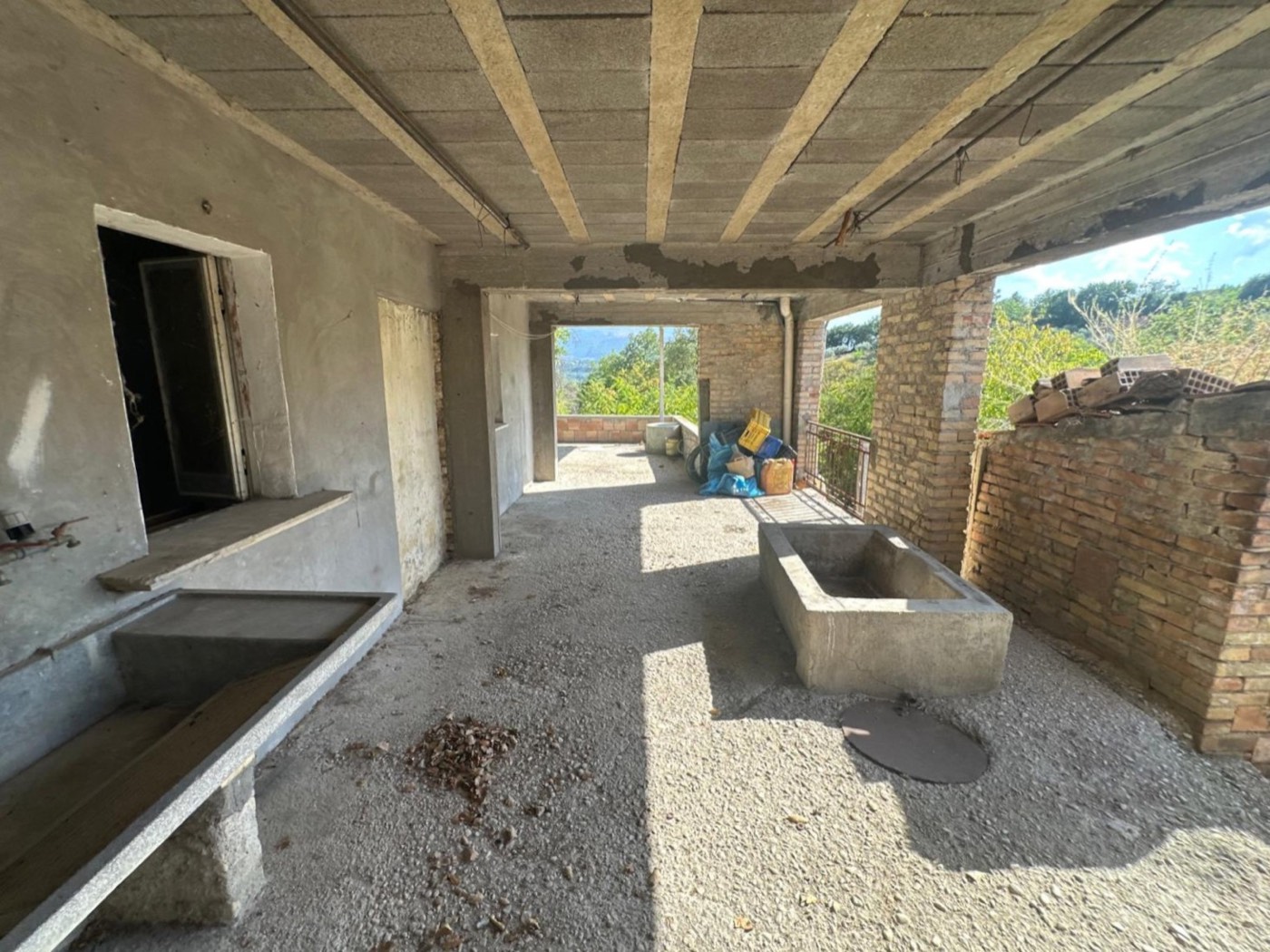 Ground-floor covered porch — 1327