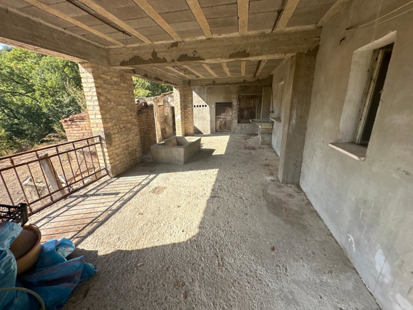 Ground-floor covered porch — 1327