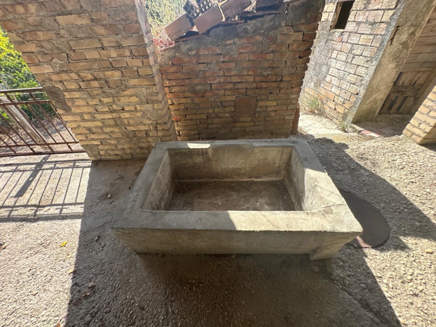 Outdoor masonry cooking structure — 1327