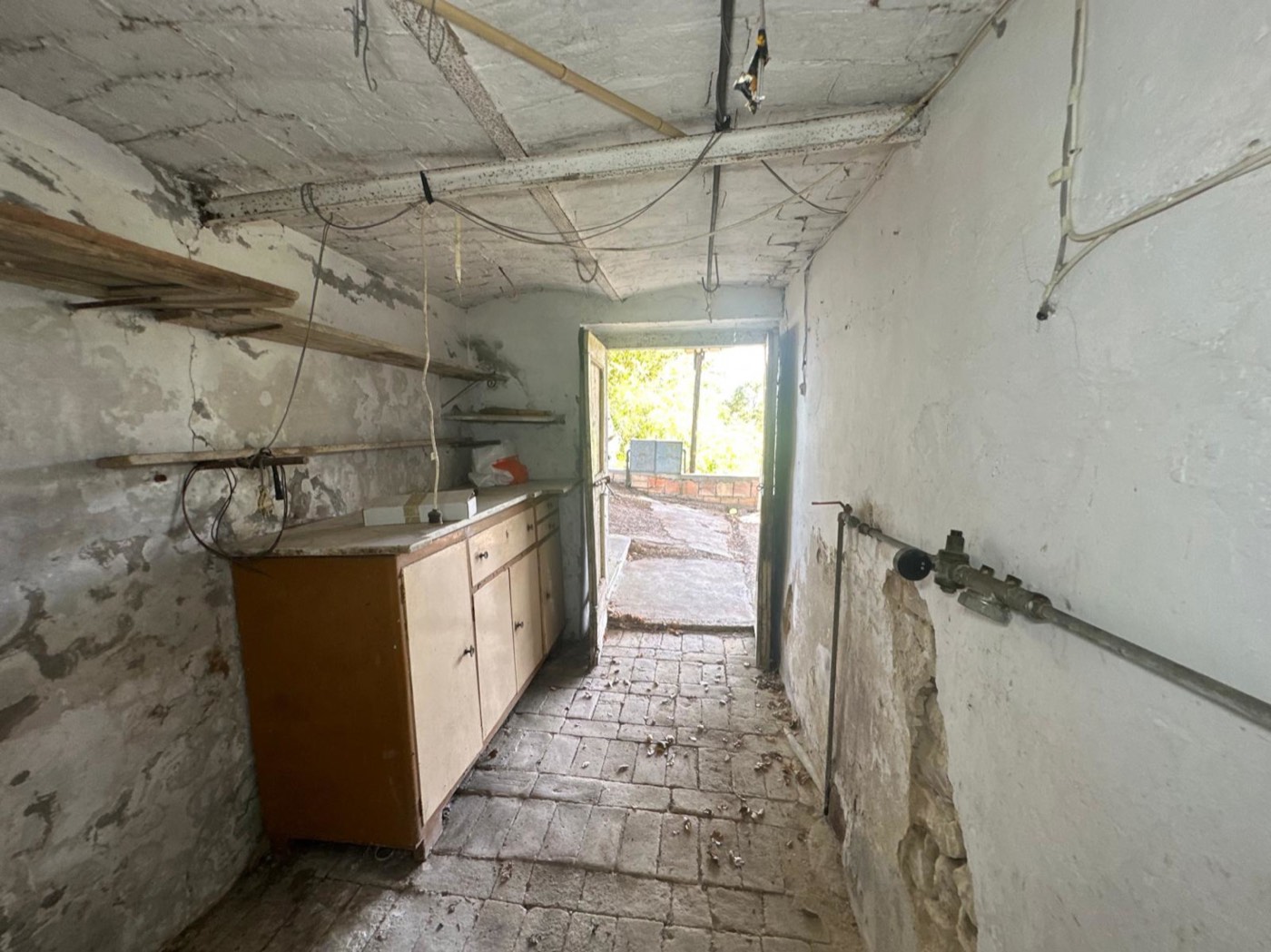 Cellar and storage rooms — 1327