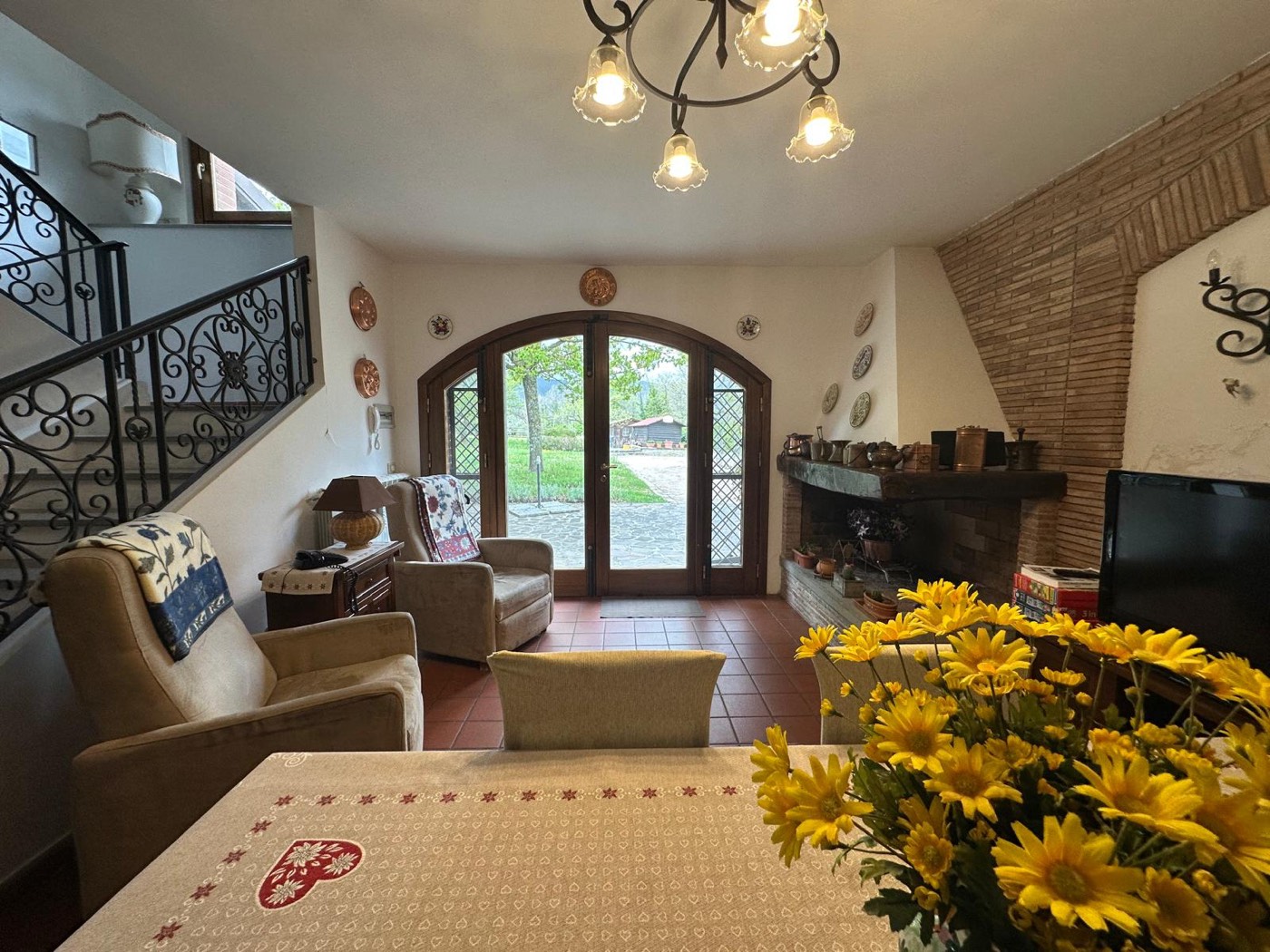 Furnished living room with fireplace — 1329