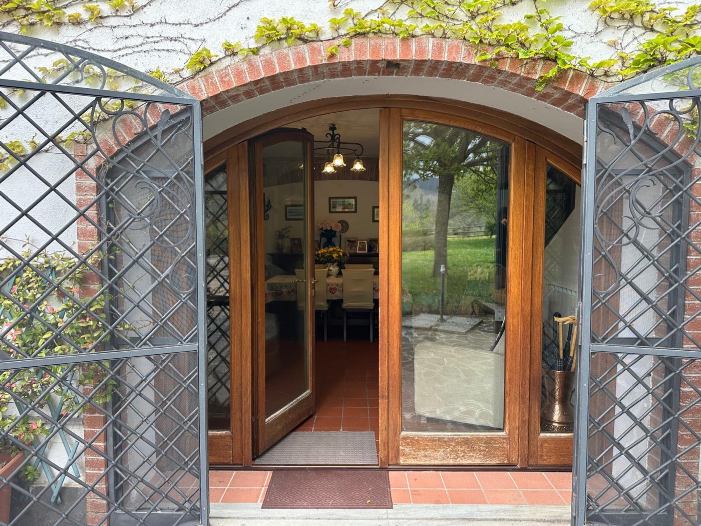 Arched entrance doors — 1329