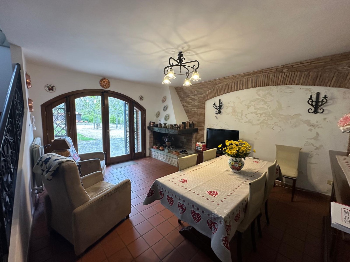 Living room with fireplace — 1329