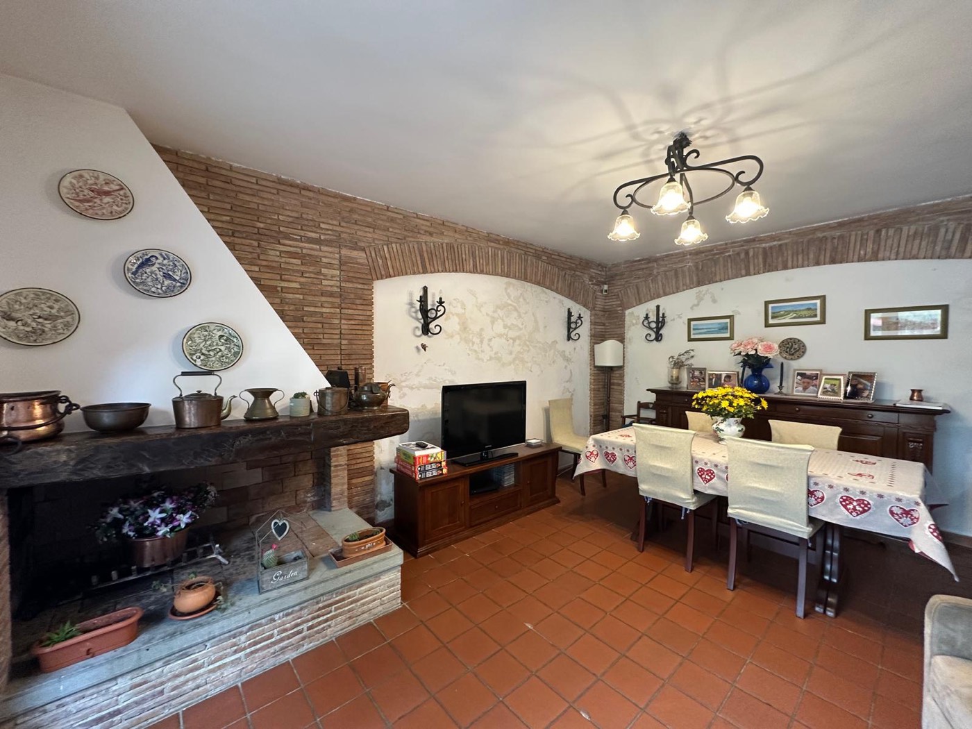 Kitchen and dining area — 1329
