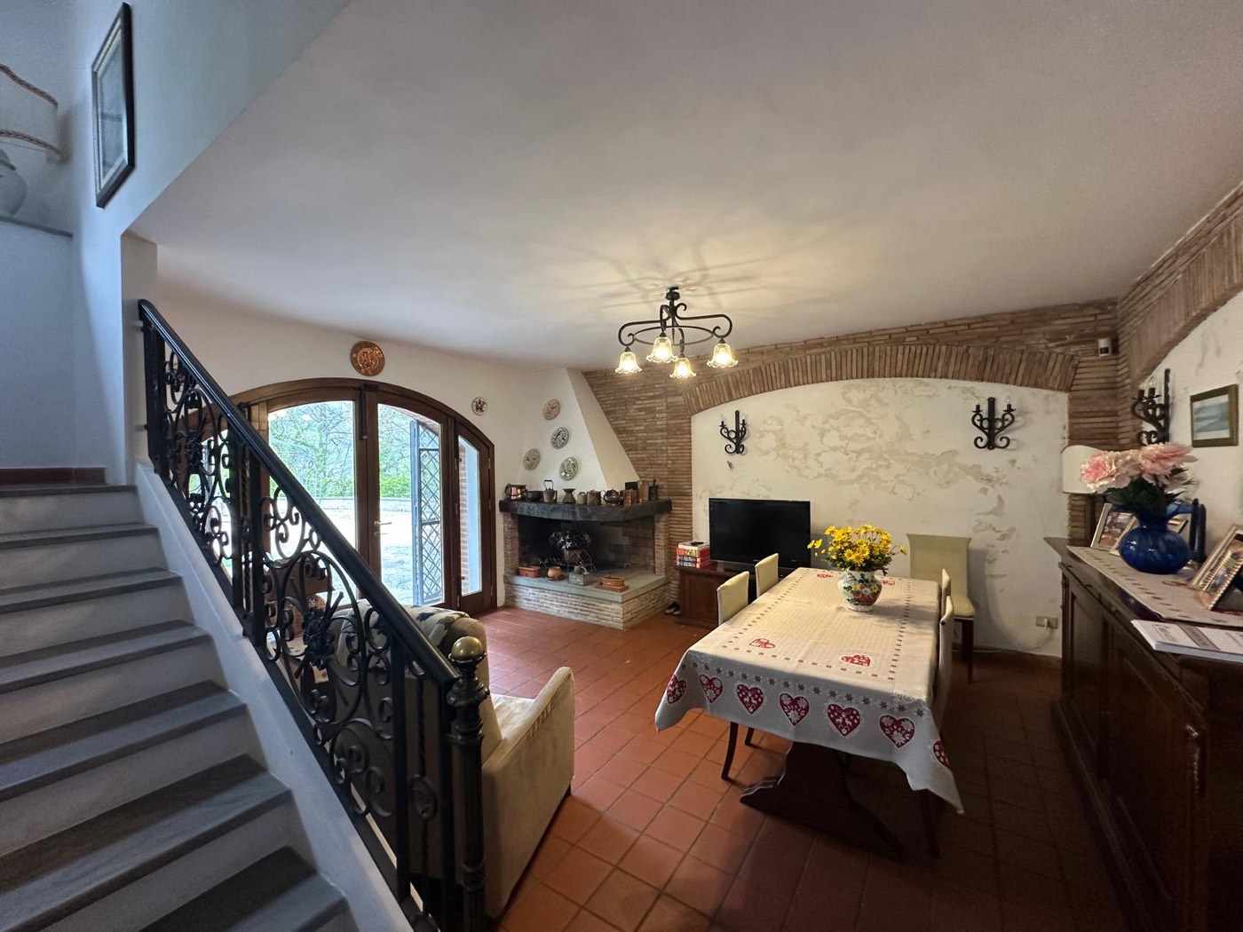 Living room and staircase — 1329
