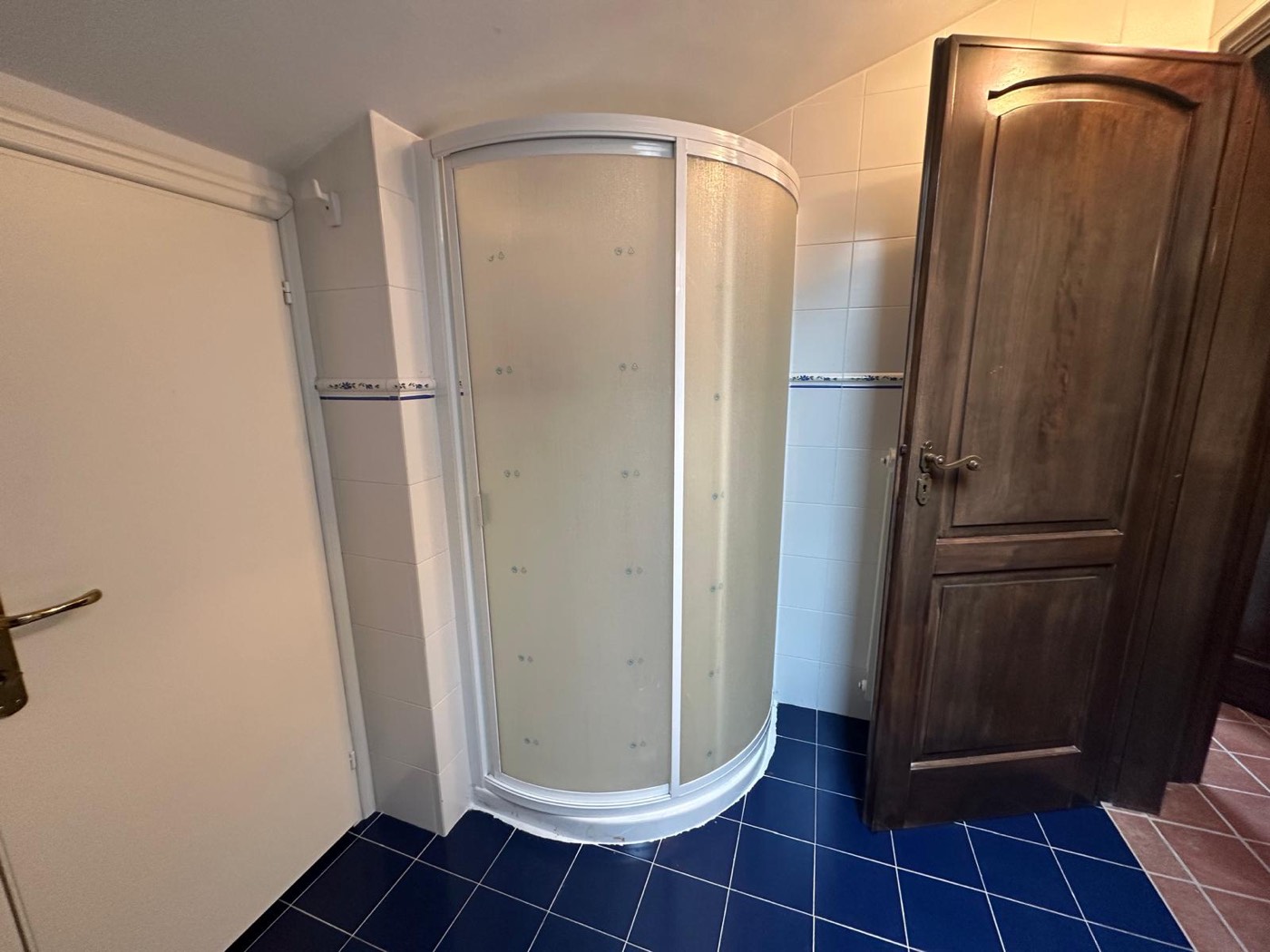 Attic bathroom — 1329