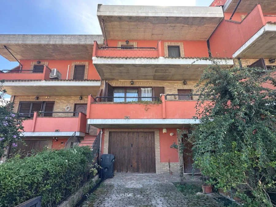 Terraced house in San Valentino with balconies and private courtyard