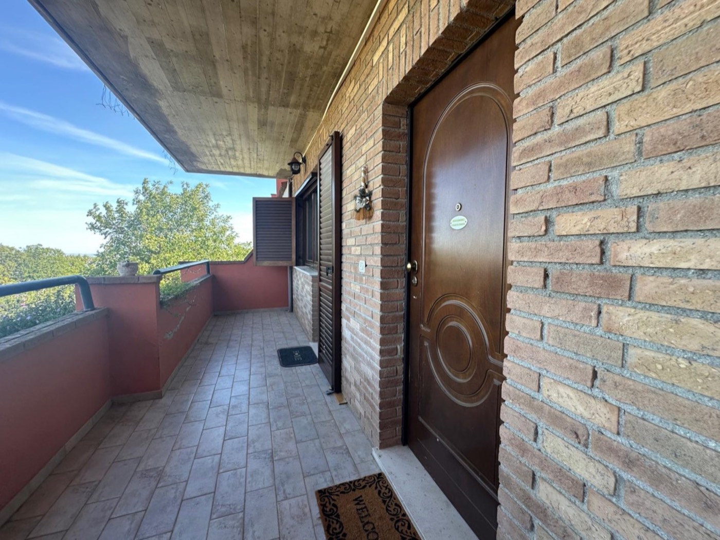Balcony and entrance — 1332