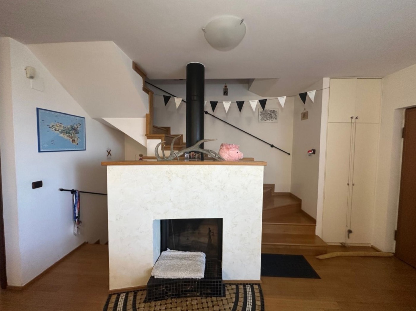 Kitchen and living area with central fireplace — 1332