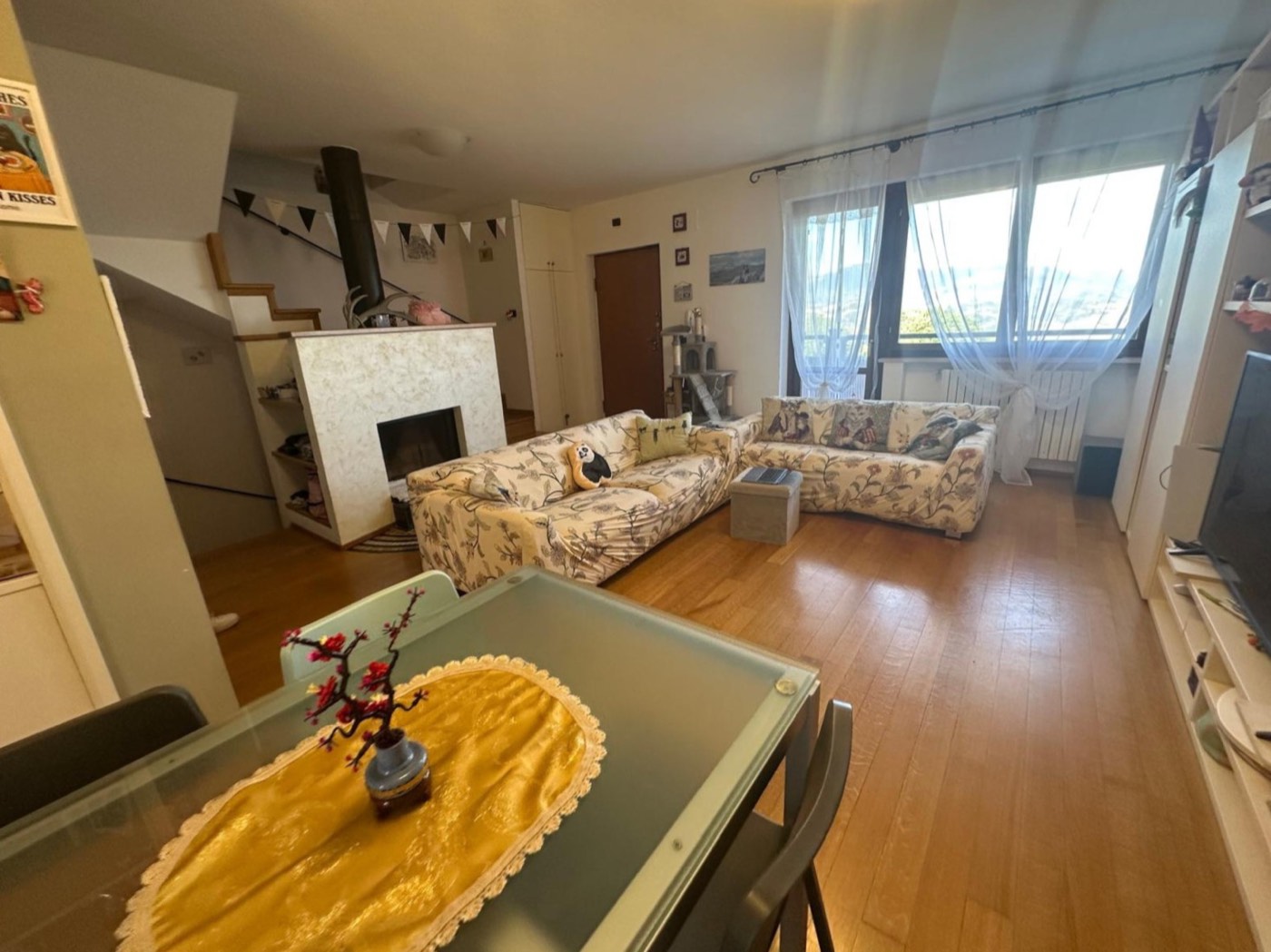Kitchen and living area with central fireplace — 1332