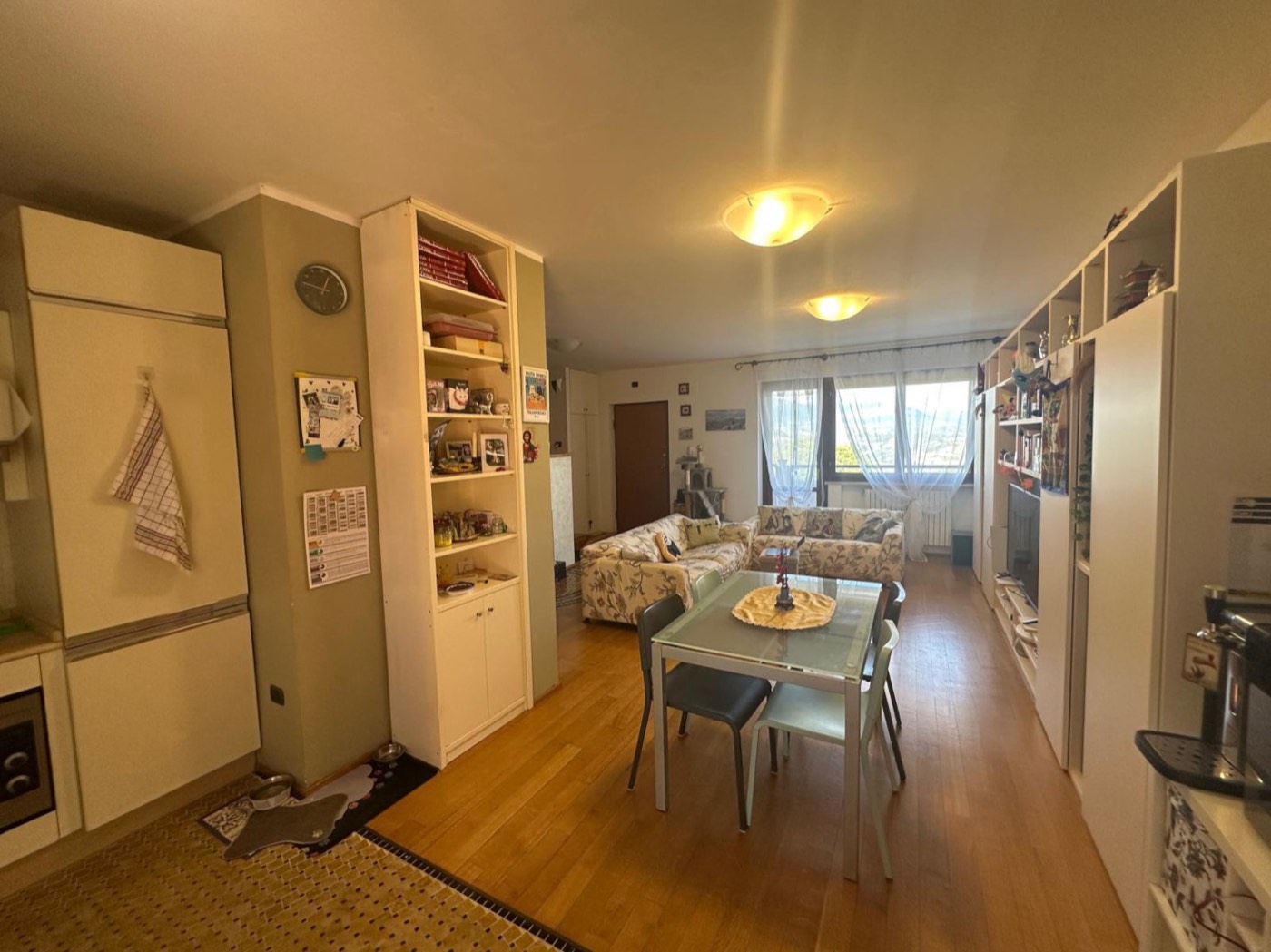 Kitchen and living area with central fireplace — 1332