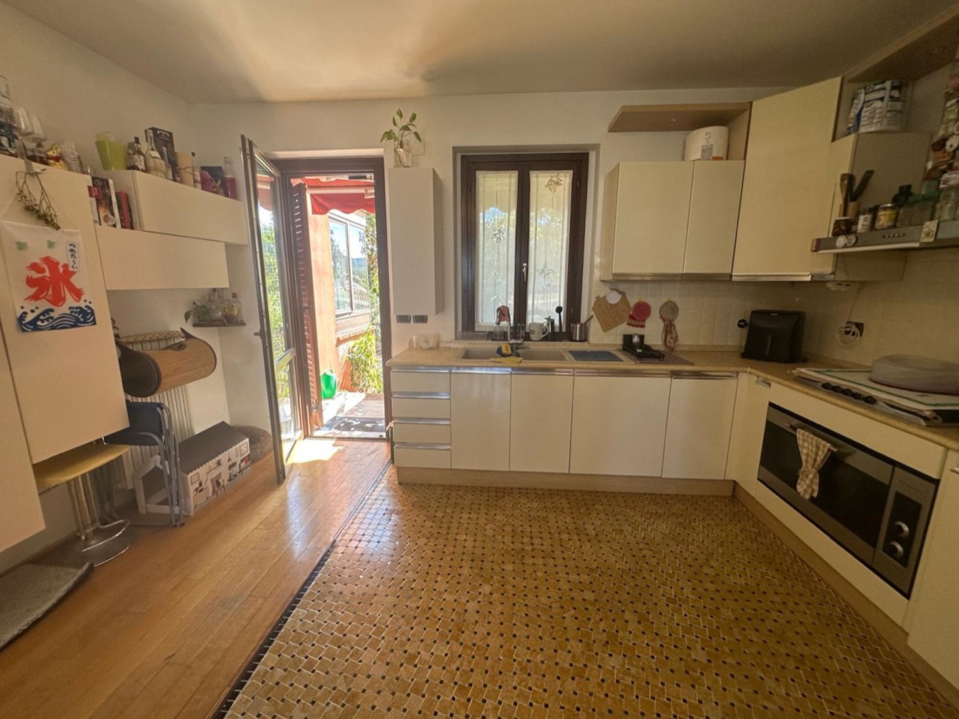 Kitchen and living area with central fireplace — 1332