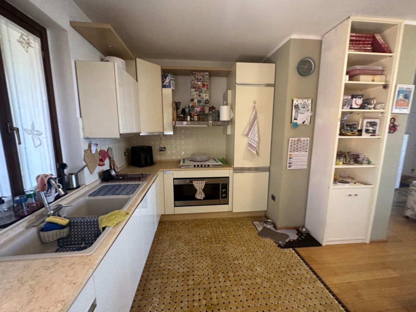 Kitchen and living area with central fireplace — 1332