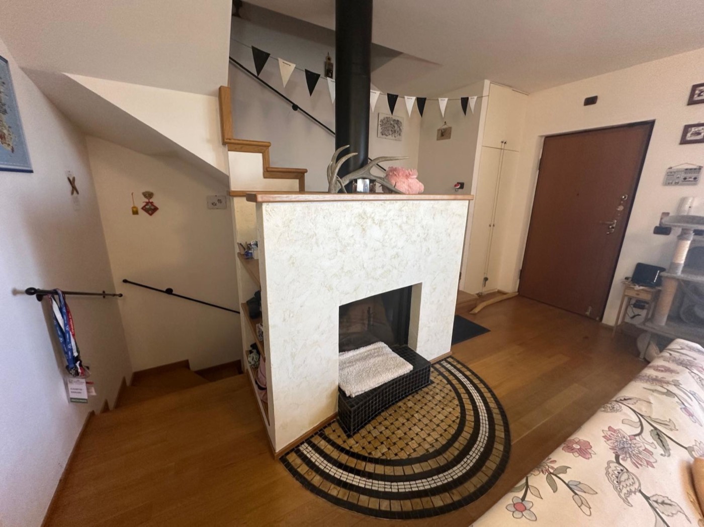 Central fireplace and living room — 1332