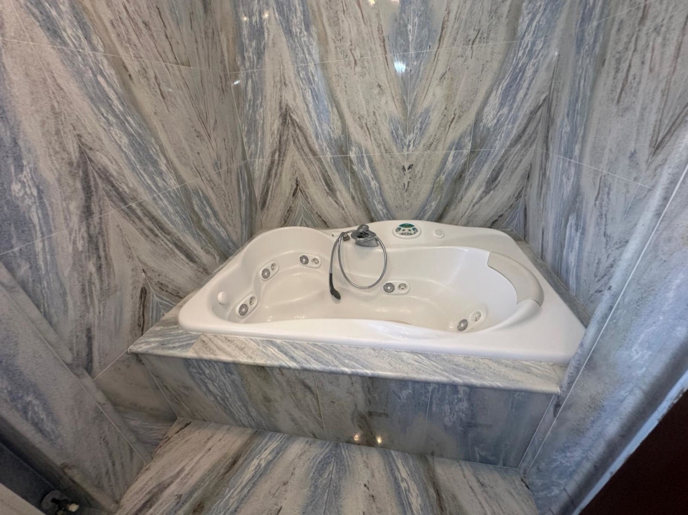Marble-finished bathroom with whirlpool bath — 1332