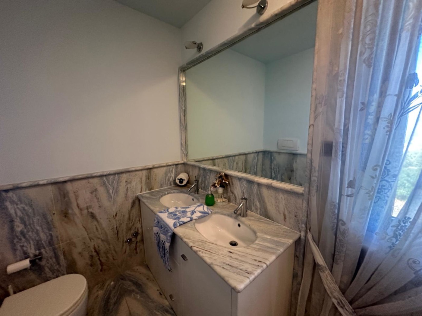 Marble-finished bathroom with whirlpool bath — 1332