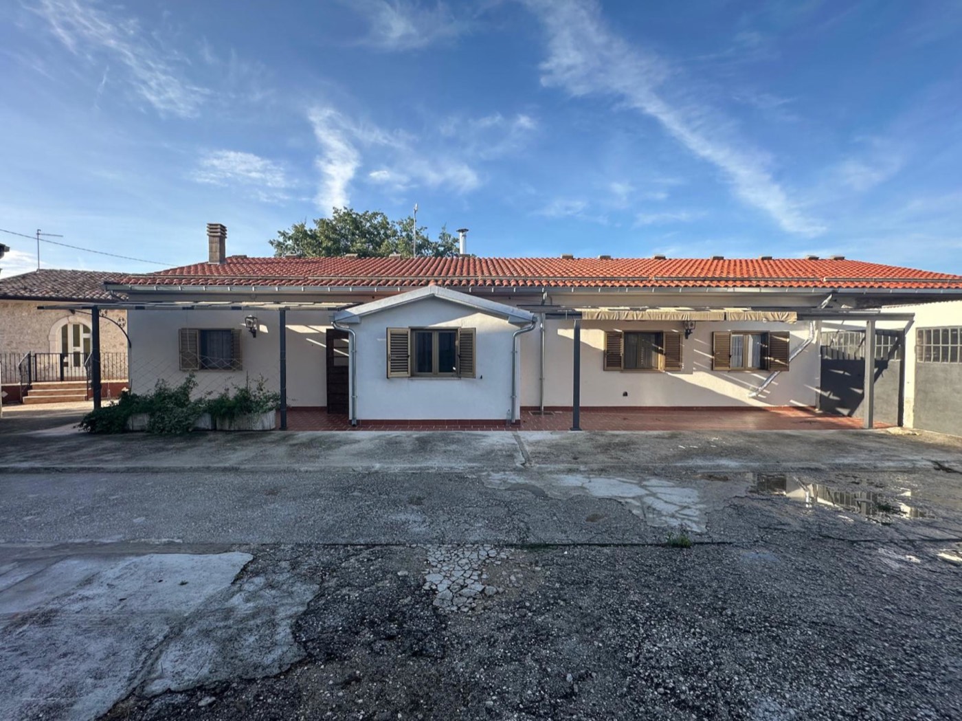 Detached house in Caramanico Terme with a paved courtyard