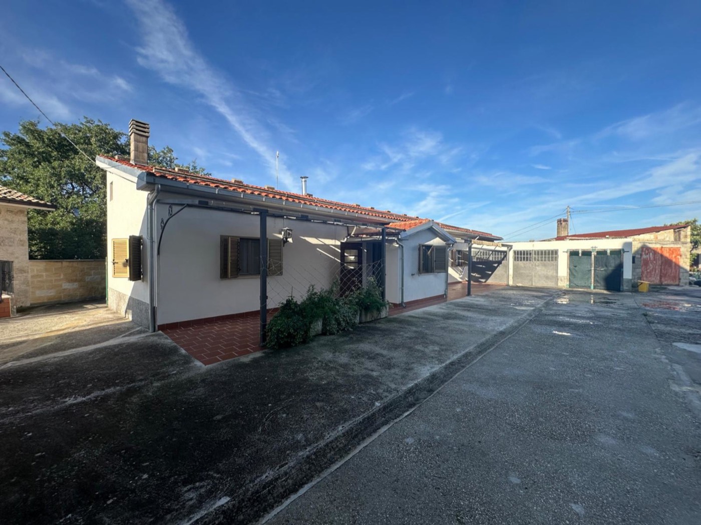 House and courtyard exteriors — 1335