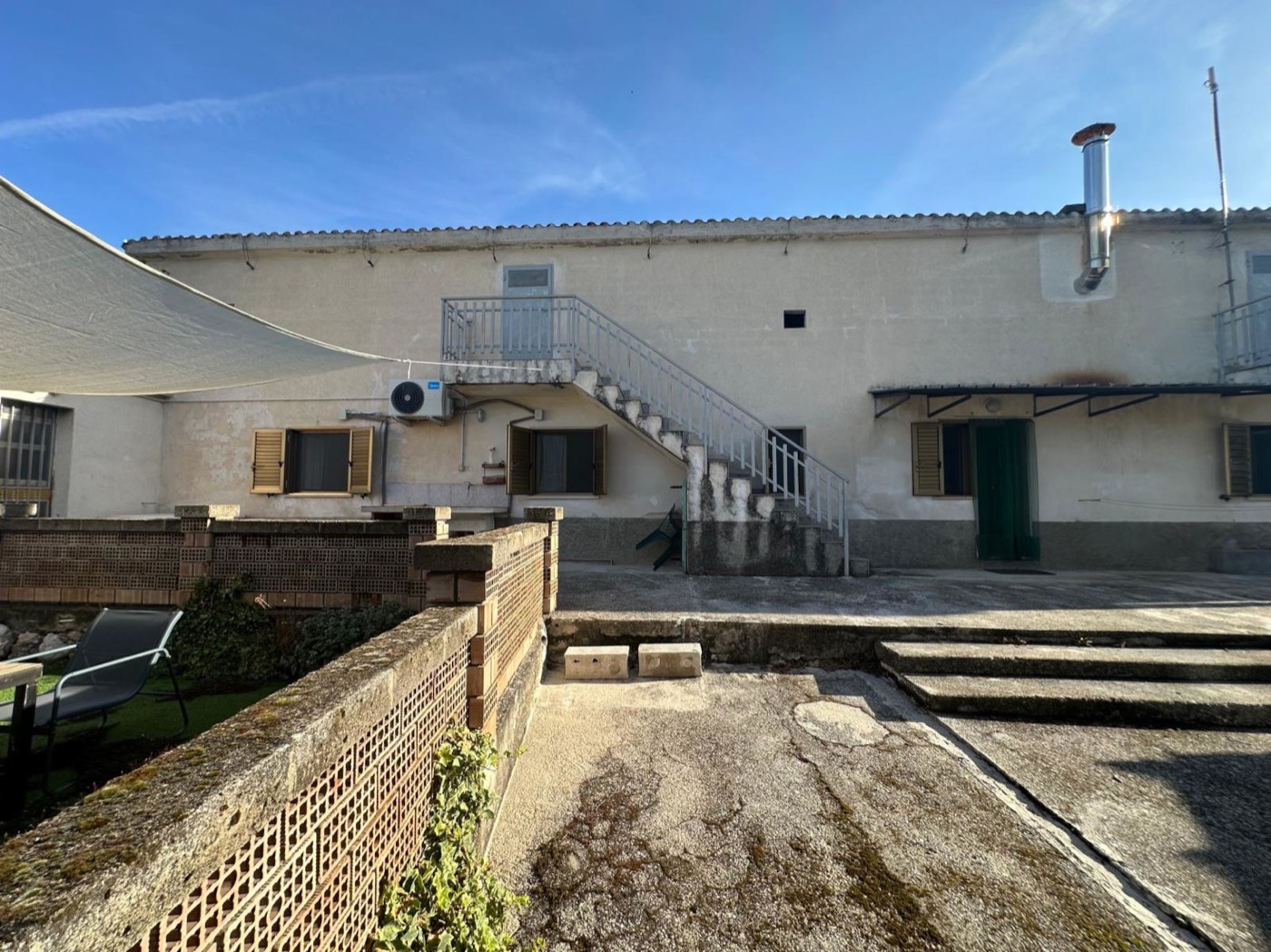 House and courtyard exteriors — 1335